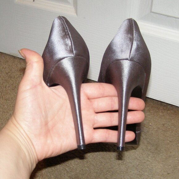 NEW size 39/9 NINA shoes Gray satin pumps with Feather pouf in front - Picture 5 of 12